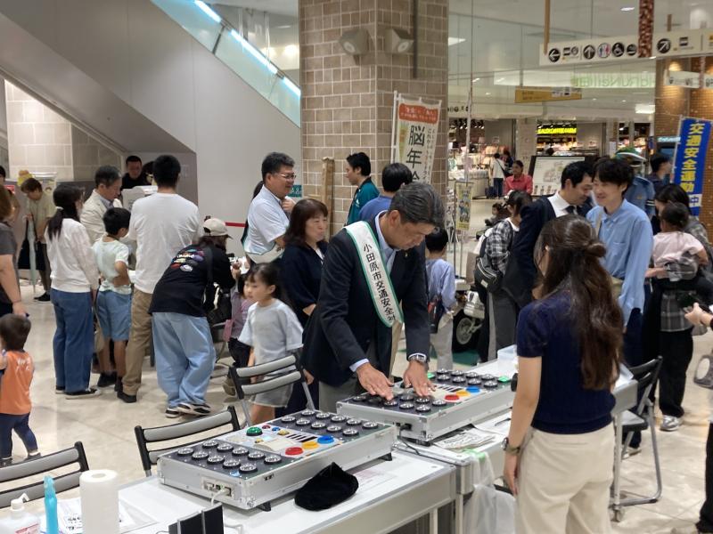 交通安全体験ブースにて、クイックアームを体験