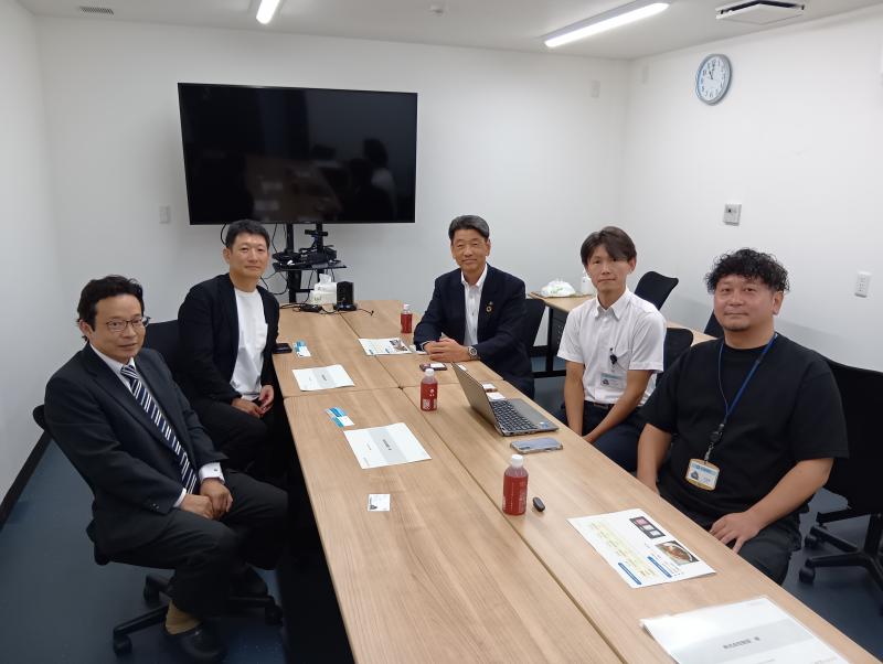 (株)鮑屋にて、市川将史社長らを囲んで懇談