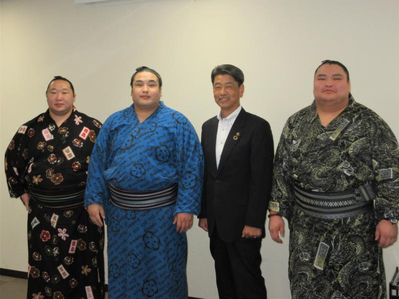 写真左から、旭海雄関・阿武剋関・旭富士さんの３力士と