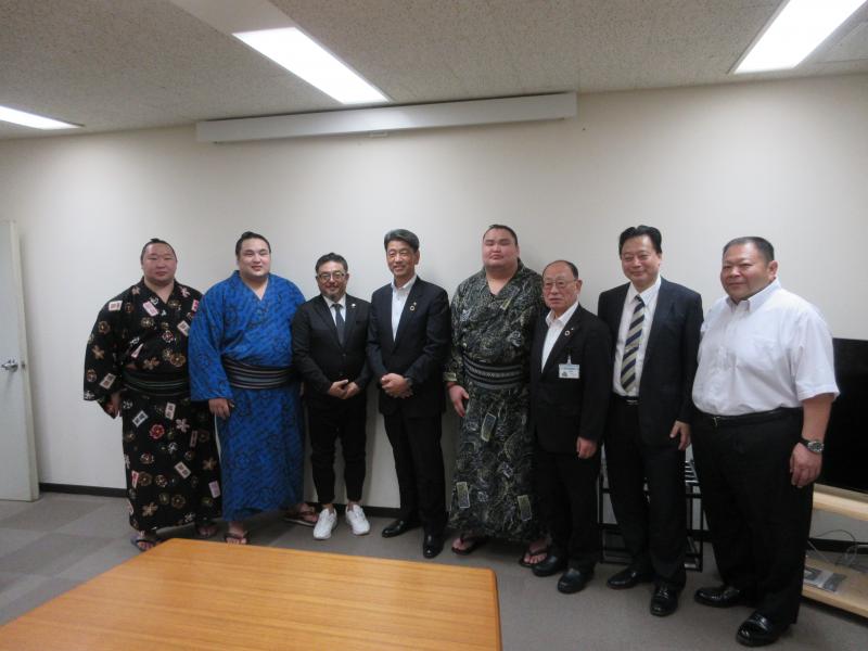 堀内学校長、岸田監督、小田原力士後援会田川会長も交え