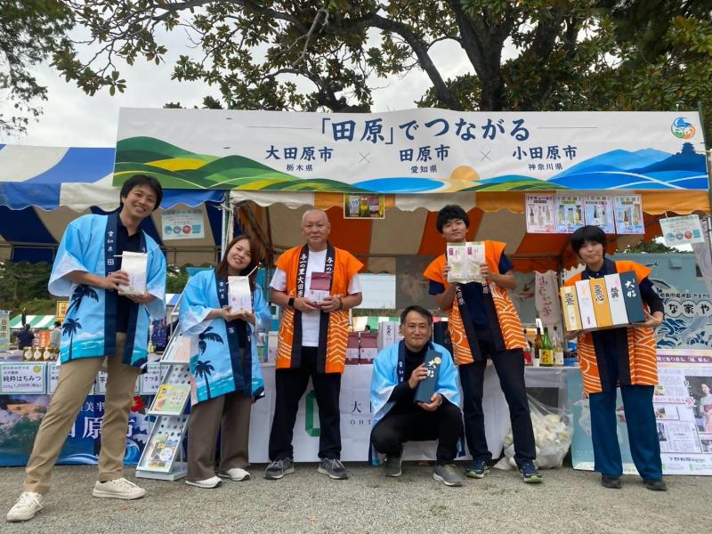 「田原つながり」をデザインした横断幕と、両市からの出店者の皆