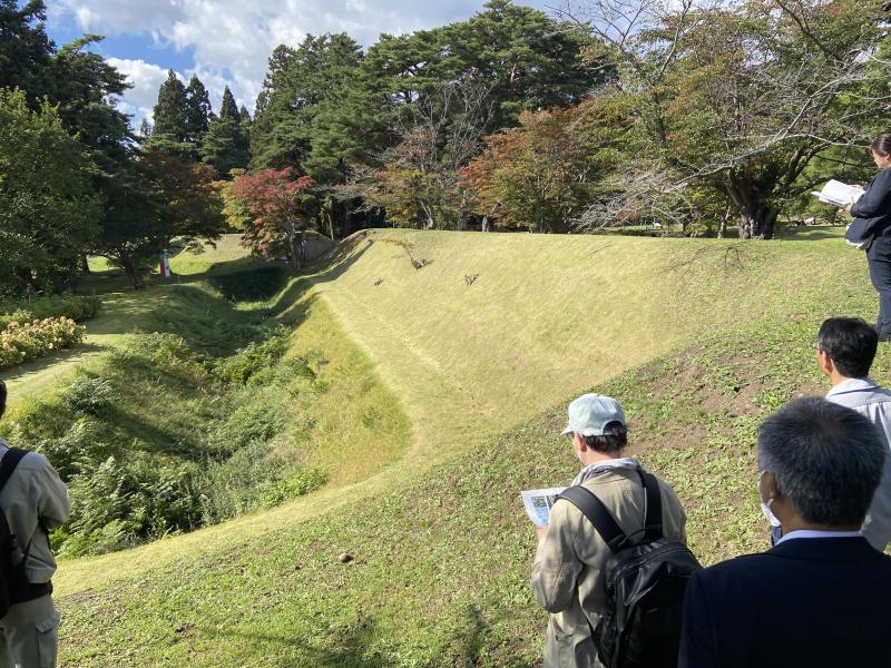 松前藩戸切地陣屋跡にて、堀切を望む