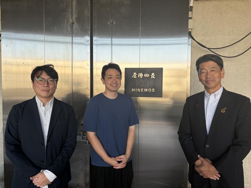 (株)RiceWineの酒蔵の前にて、渡辺さん、湯浅さんと