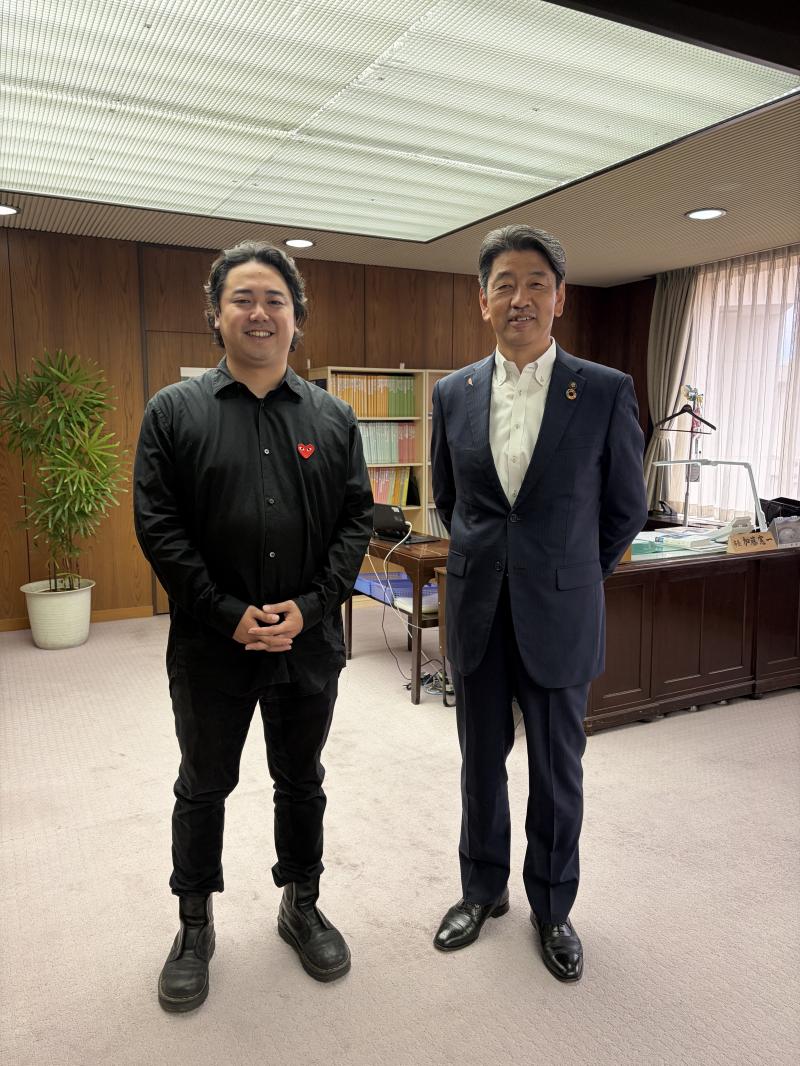 熊本地震被災地へご寄付をされた薗部産業の薗部弘太郎さんと