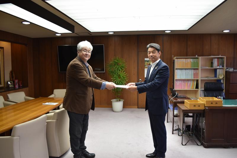 水産市場の整備基本構想案などについて、中川会長より答申受領