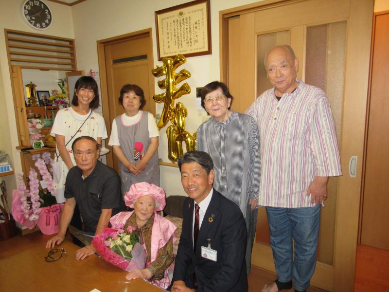 百歳長寿のお祝に伺った梶原シズさんやご家族と