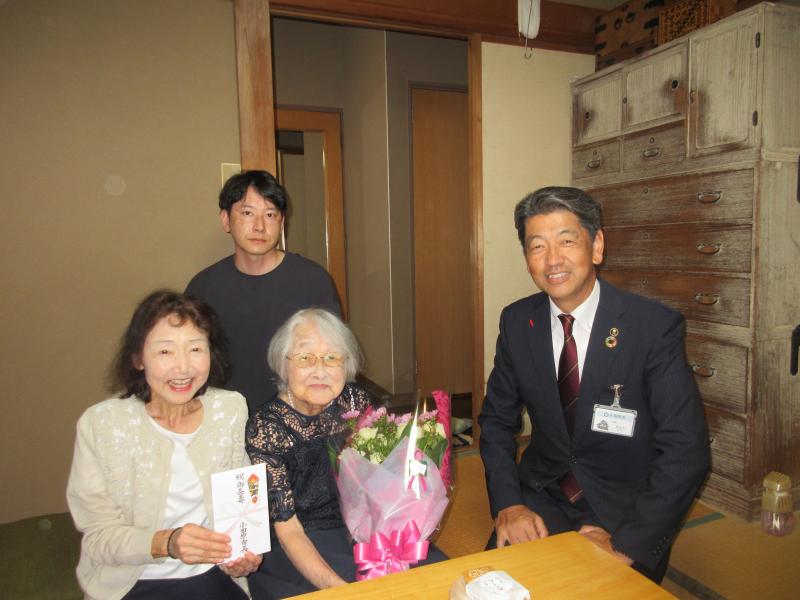 百歳長寿のお祝に伺った髙杉保子さんやご家族と