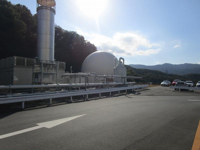 発生したバイオガスの貯蔵タンクや発電設備