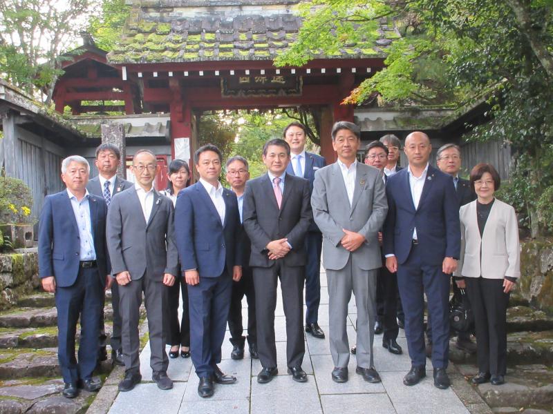 千人同心の墓碑がある浄光寺にて、八王子市初宿市長も合流して