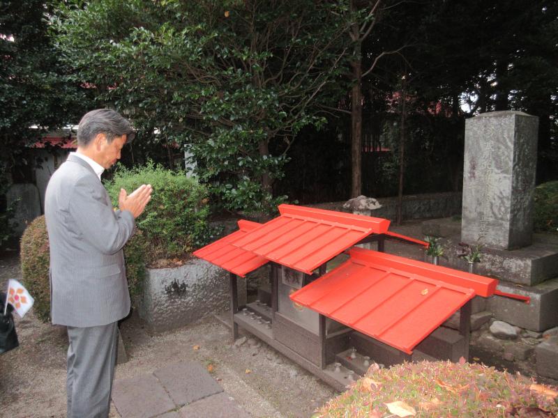 今市の報徳二宮神社にて、二宮先生の墓所に手を合わせる