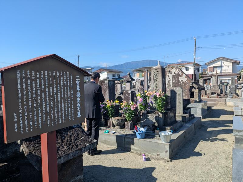 「偲ぶ会」に先立ち、菩提寺である善栄寺の墓所にお参り