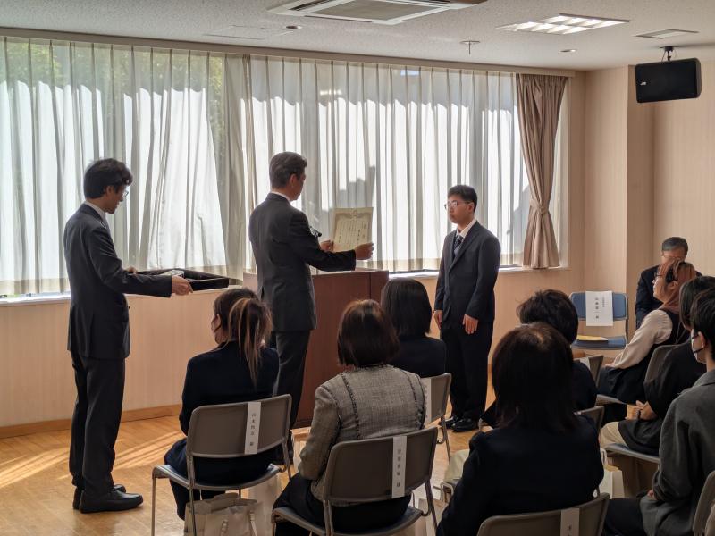 市民書道展表彰式にて、垂木さんに市長賞を授与