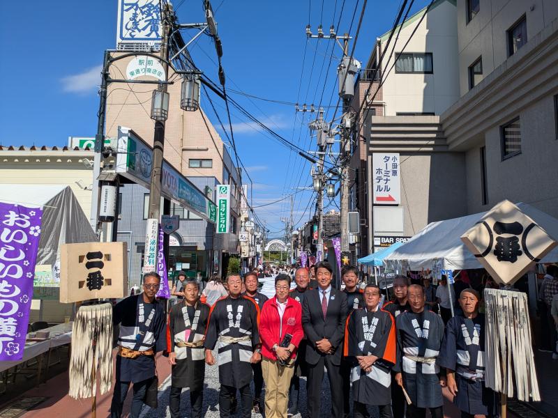 東通り外呑み横丁にて、小田原古式消防記念会の皆さんらと