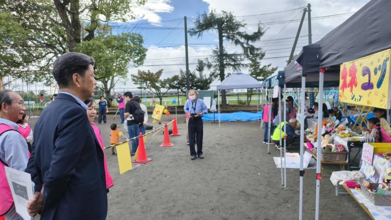 上府中地区の体協まつりにて、こどもたちのお店を巡る