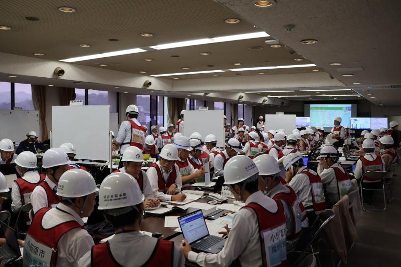 災害対策本部運営訓練における、各部局での情報収集や対応の様子