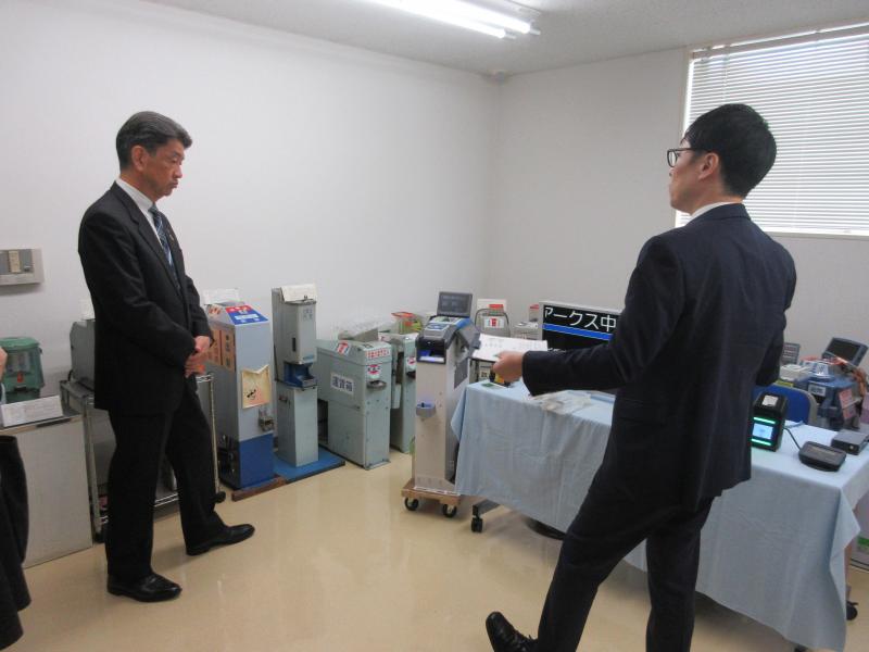 (株)小田原機器が手がける運賃収受機器などの説明を伺う