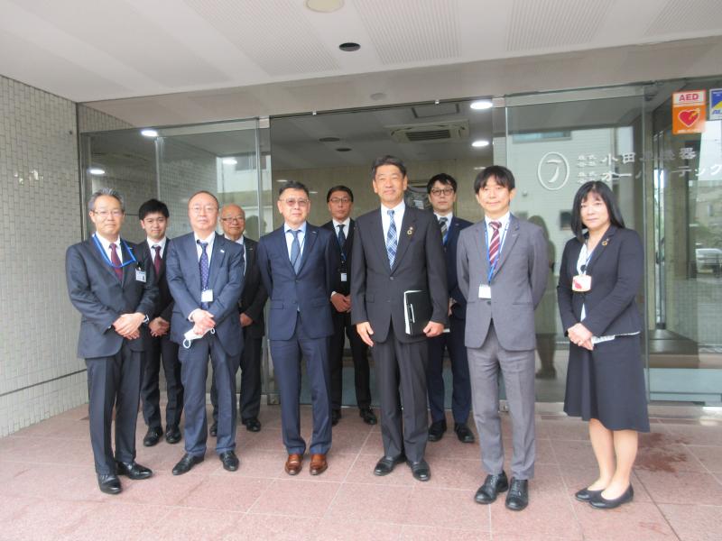 (株)小田原機器の津川社長をはじめ幹部社員の皆さんと