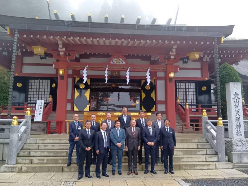 会議後に訪問した大山・阿夫利神社にて、参画首長らと