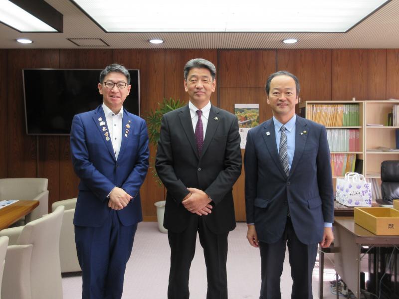 大友氏発祥の地を訪ねられた臼杵市西岡市長、津久見市石川市長と