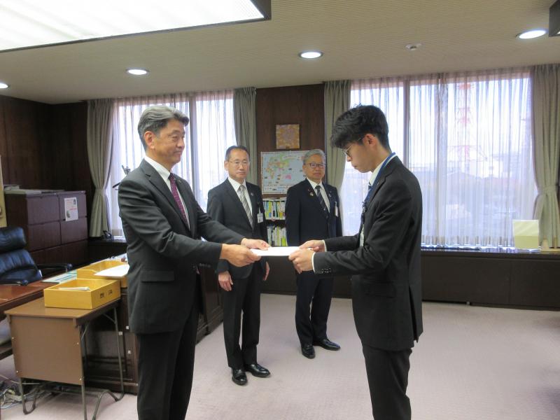 熊本県宇城市に下水道復旧事業で派遣する末永さんに辞令交付
