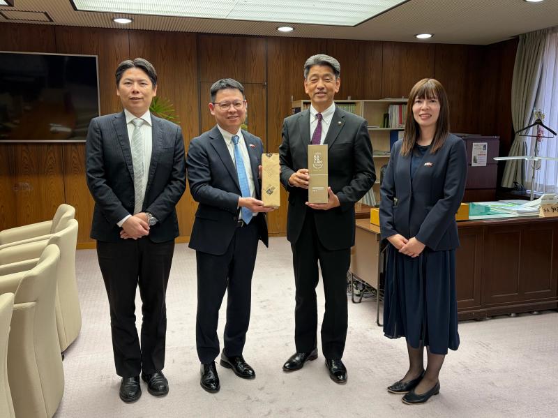 台北駐日経済文化代表処横浜分処の蘇岳璽さんらと