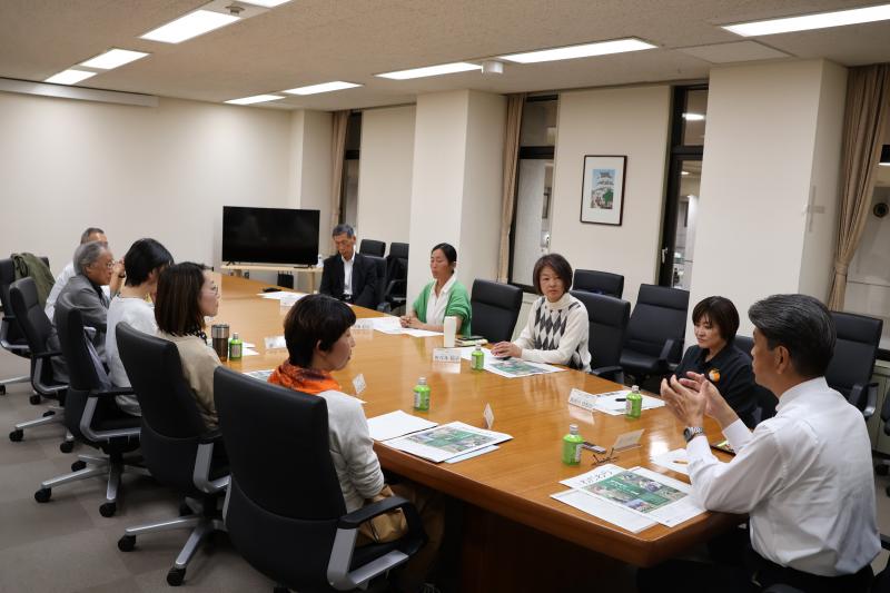 環境再生プロジェクトに取り組む3団体の皆さんと意見交換