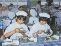 学校給食始まる