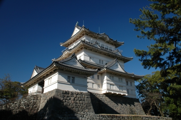 小田原城天守閣と濃い青空