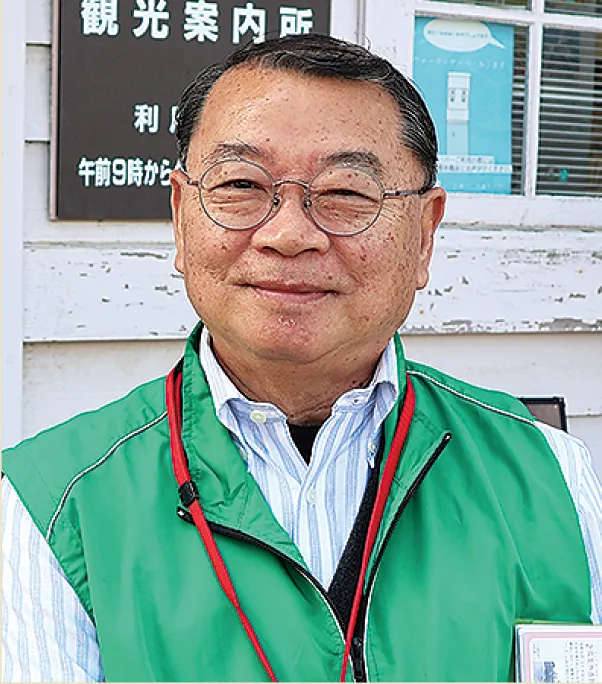 小田原ガイド協会 会長 勝俣さん（グリーンのベスト姿の男性）