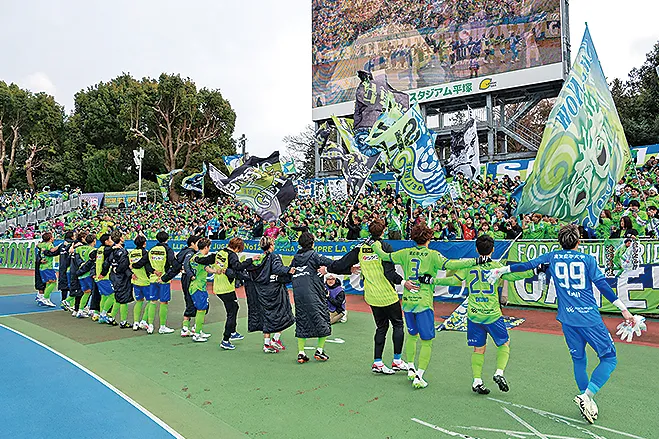 勝利のダンスを踊る湘南ベルマーレの選手と観客