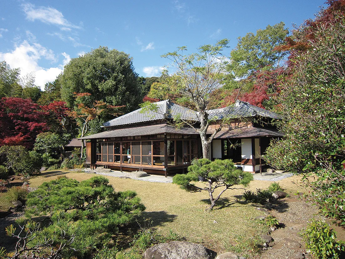 皆春荘（松が植えられた日本庭園と木造和風建築）