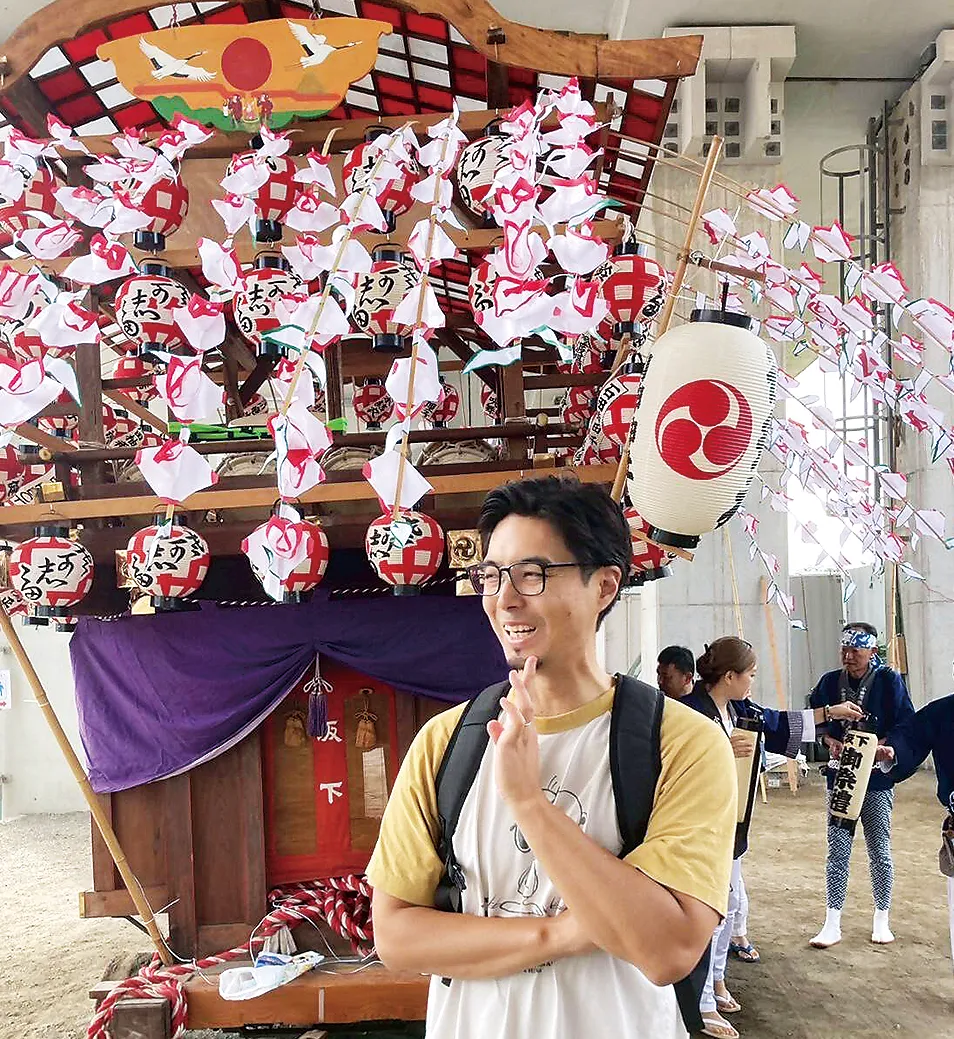 坂下自治会の山車の前で撮影された松本さん