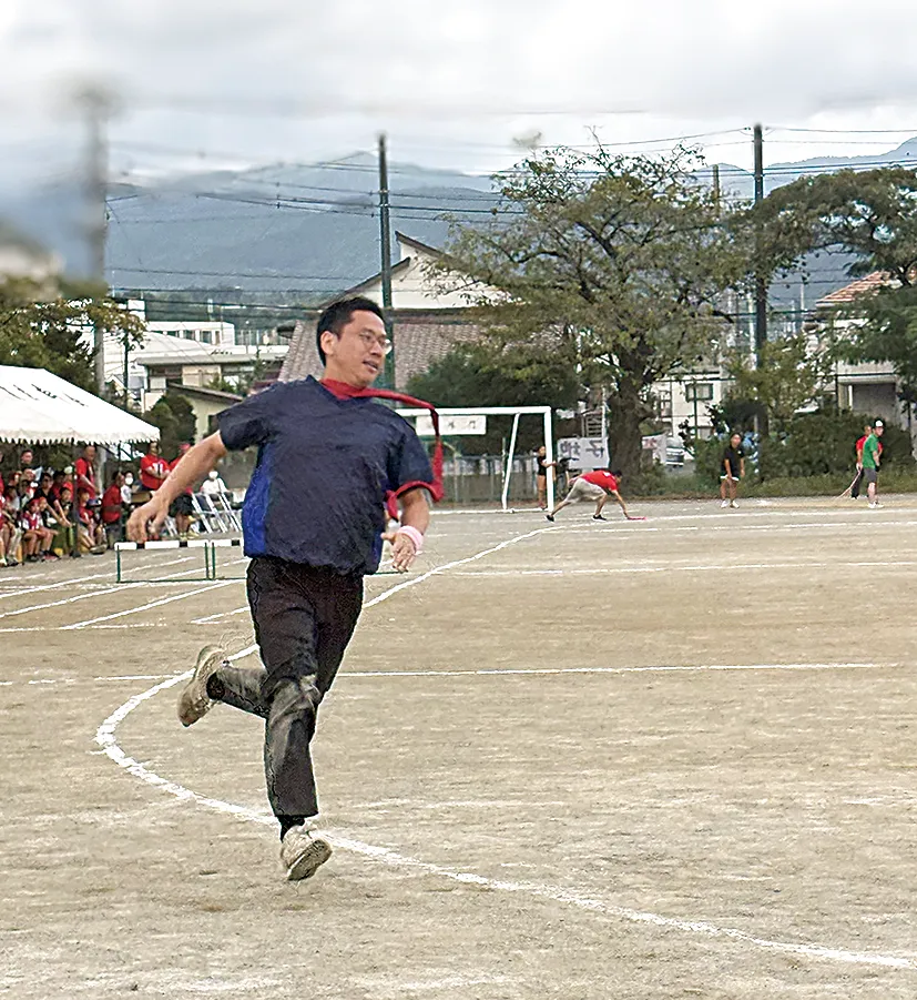 区民祭で走者がリレーを行う様子