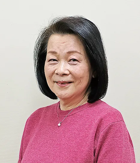 神谷さんのポートレート写真（ピンクのセーター）