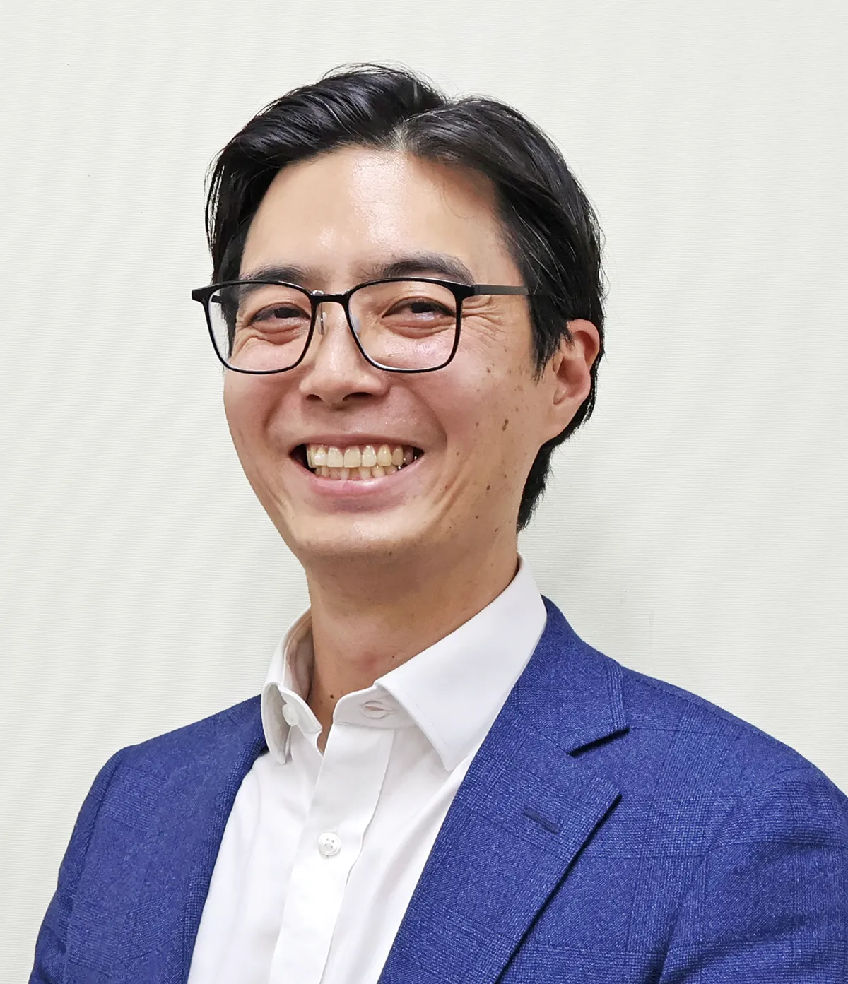 松本さんのポートレート写真（ジャケット姿）