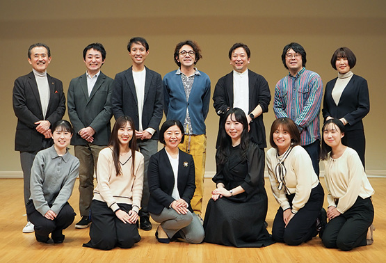 国際シンポジウムの様子（登壇者とOIFA役員の集合写真）