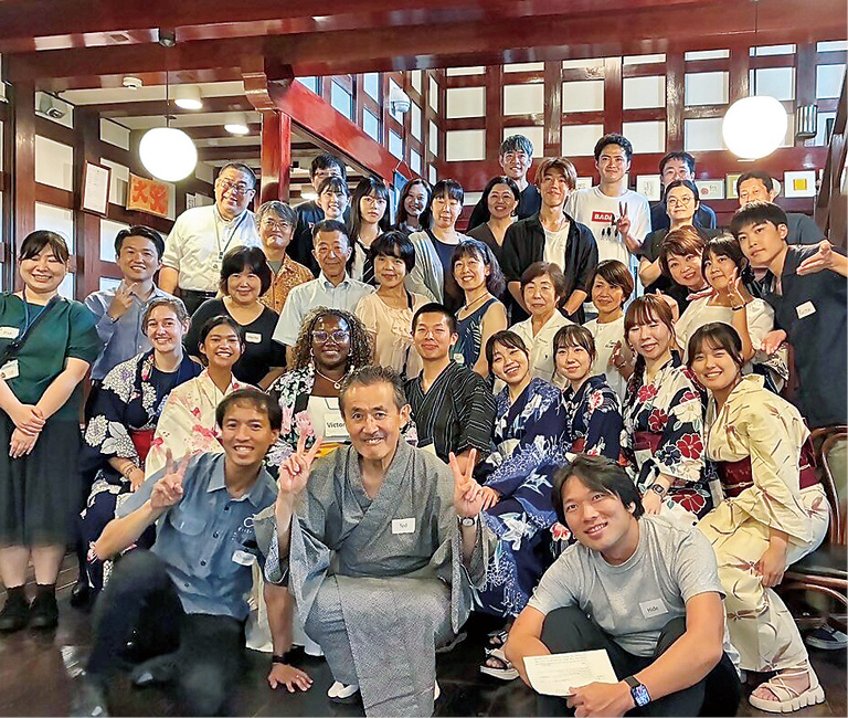 青年交流事業ウエルカムパーティーの様子（着物や和装で集合した参加者の写真）