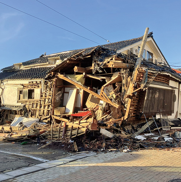 令和6年能登半島地震で倒壊した木造住宅の写真（県提供）