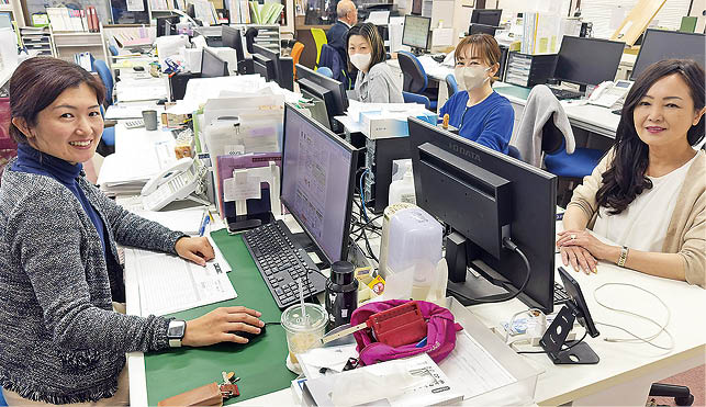 スドウ工営の事務所で4名の女性社員が業務をしている様子