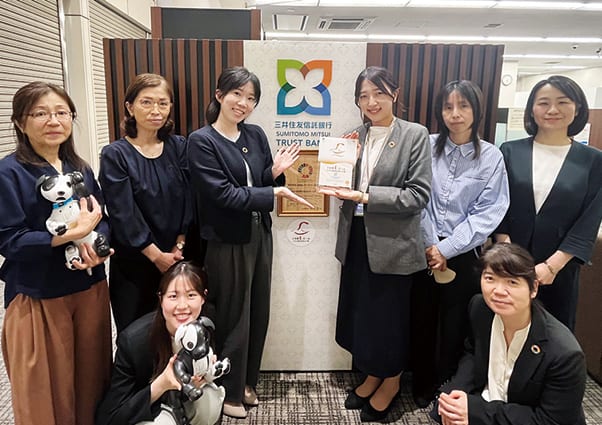 認定証を手に集まった三井住友信託銀行小田原支店の従業員の皆さん