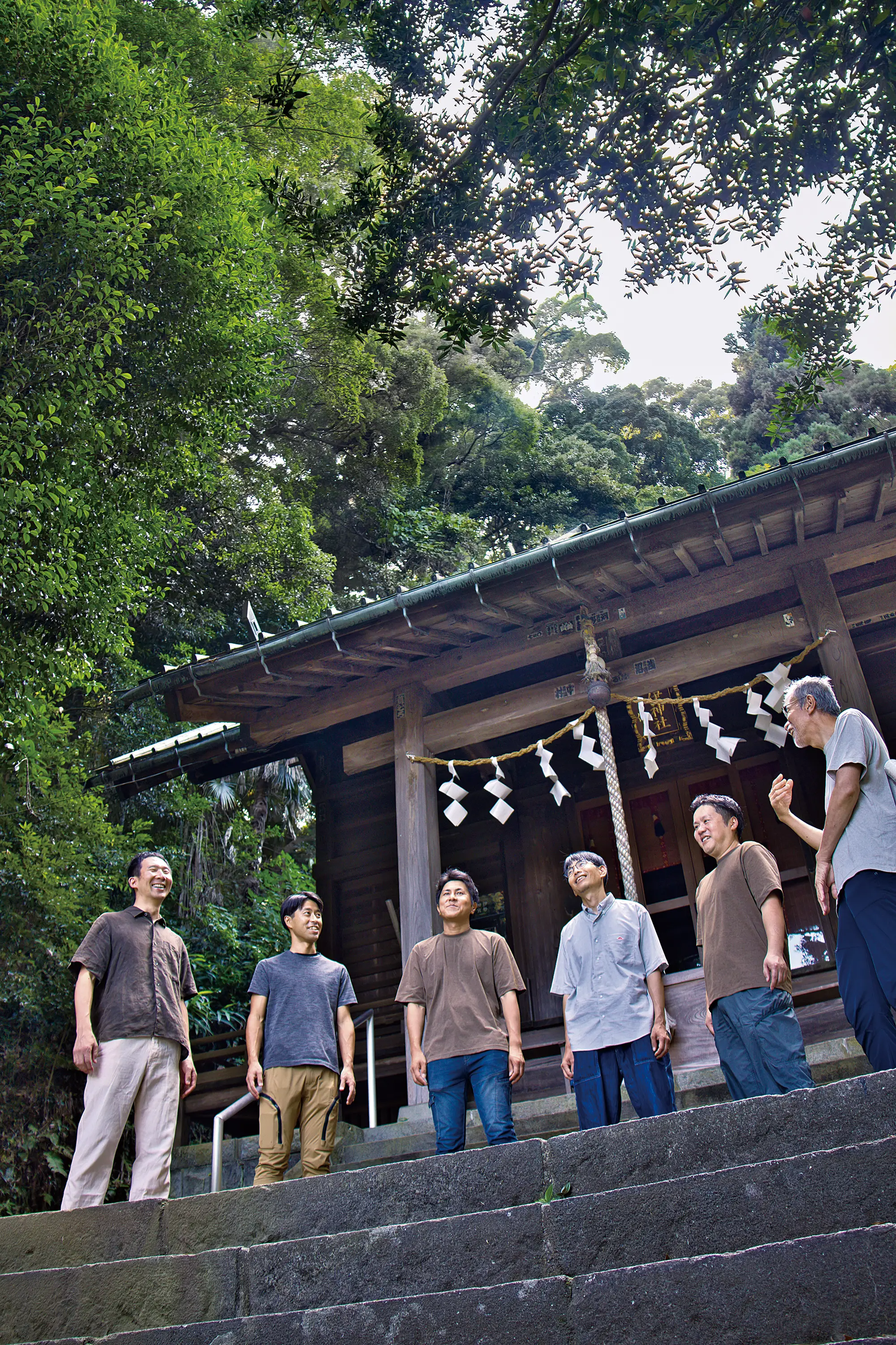 紀伊神社の社殿前に立つ、小田原・箱根「木・技・匠」の祭典実行委員6人