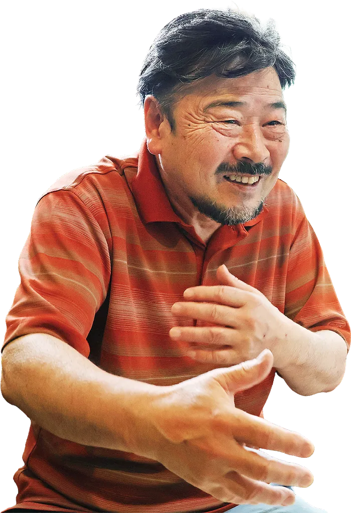 両手を広げて漆器について語る大川さん