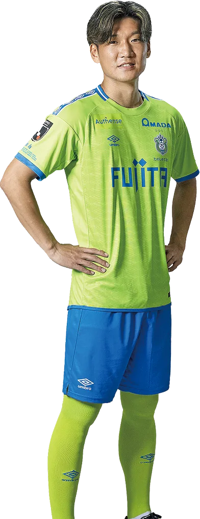 湘南ベルマーレのユニフォーム姿で立つ山田寛人選手