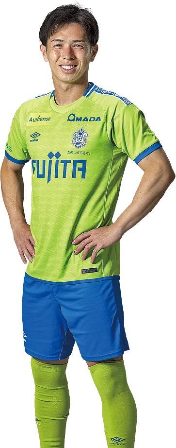 湘南ベルマーレのユニフォーム姿で立つ舘幸希選手