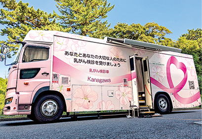 ピンク色の乳がん検診車