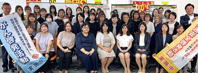 認定証とともに並ぶ日本生命保険の皆さん