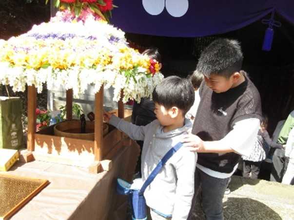 児童が校外活動で神社に行った様子