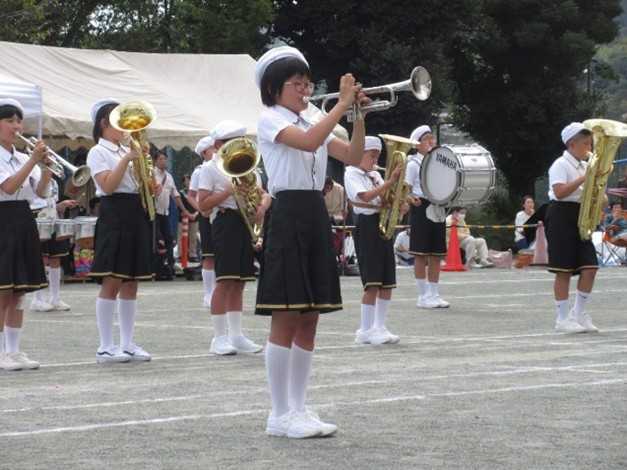 児童が金管楽器を演奏している様子