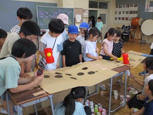 児童活動で作った作品で遊んでいる様子