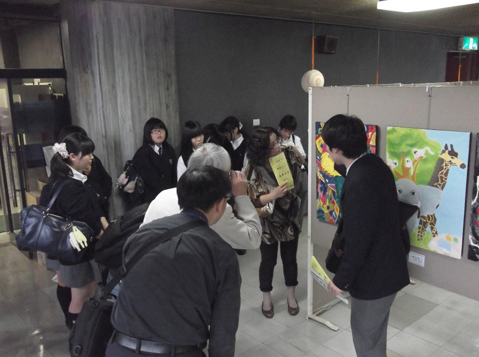 若き画伯のギャラリートークに、 思わず前のめりです。